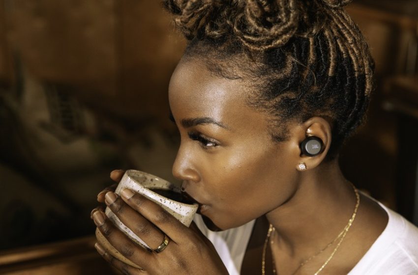  JBL lança fones Tour One e Tour Pro+ no Brasil com até 50 horas de música