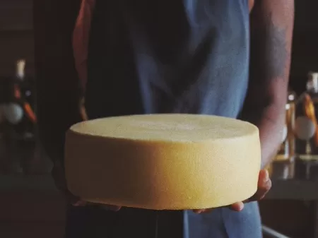  Queijo de 120kg causa polêmica após ser destruído