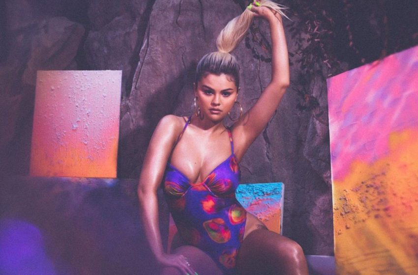  Selena Gomez para a internet após posar de biquíni