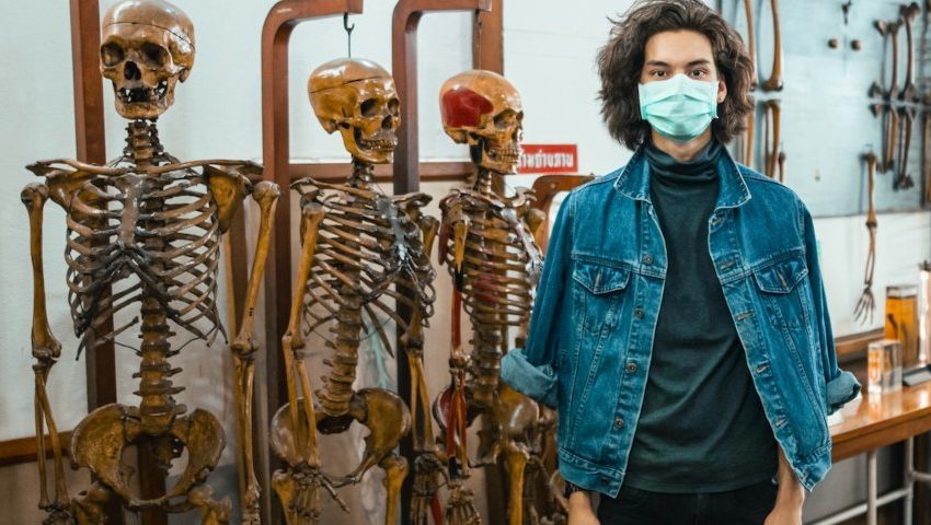  TIKTOKER EXIBE BIZARRA COLEÇÃO DE OSSOS HUMANOS: ISSO É LEGAL OU É CRIME?