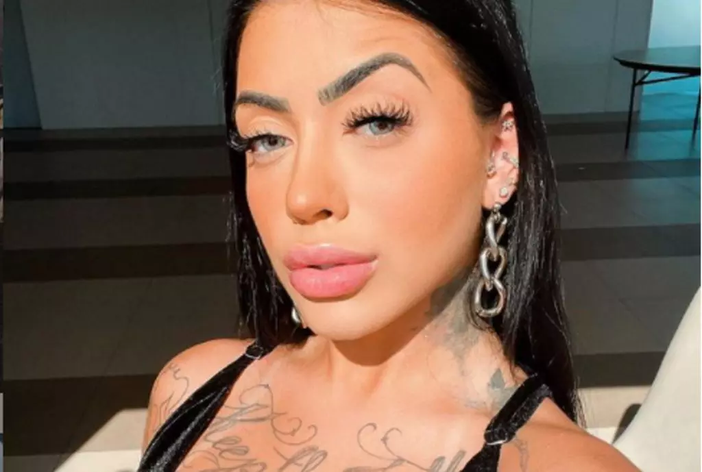 MC Mirella surpreende ao dizer que tem uma máquina do sexo