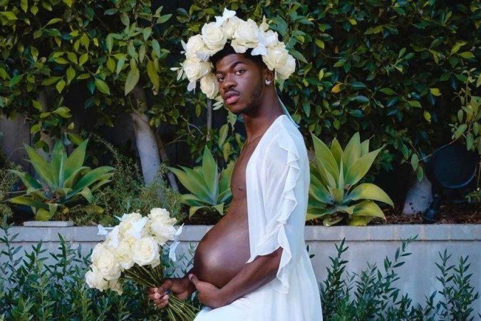  Lil Nas X anuncia novo álbum com fotos “grávido”