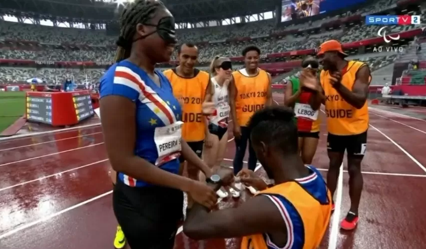  Guia ajoelha na pista e pede atleta de Cabo Verde em casamento