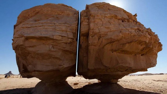  Misteriosa rocha partida com incrível perfeição vira atração em deserto e levanta teorias: Alienígenas?