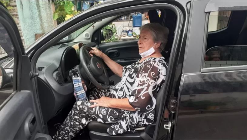  Aos 73, ‘vovó do Uber’ faz sucesso guiando 8h por dia: ‘Gosto de aventura’