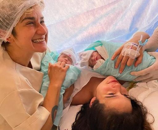  Esposa de Nanda Costa publica fotos do parto das gêmeas