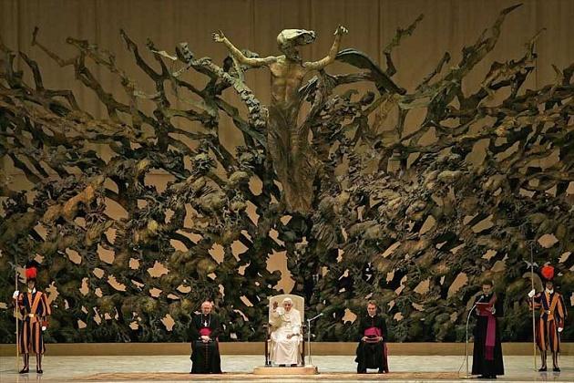 O TRONO DO VATICANO QUE MUITOS CONSIDERAM UM MONUMENTO SATÂNICO