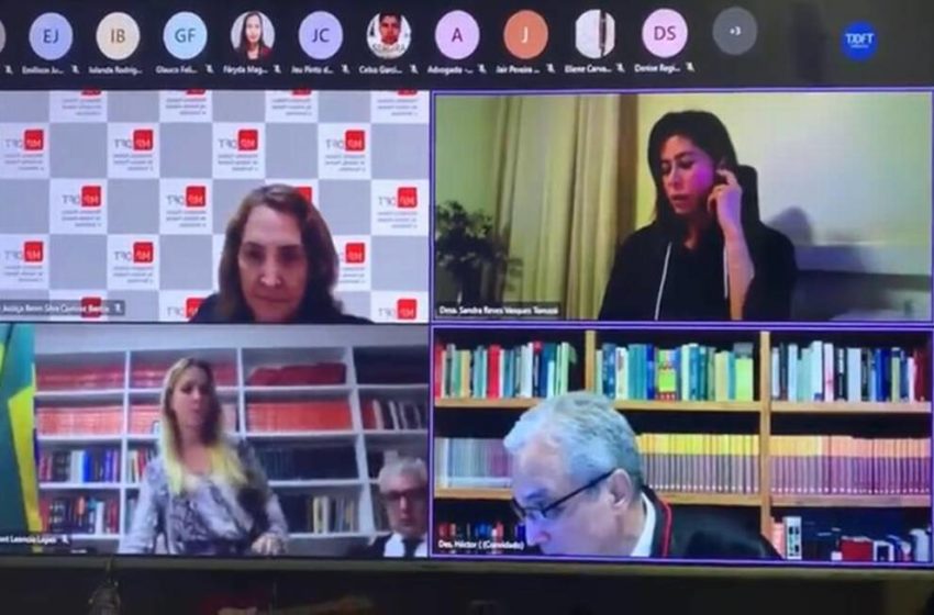  Mulher senta em colo de desembargador do DF durante sessão on-line; veja vídeo