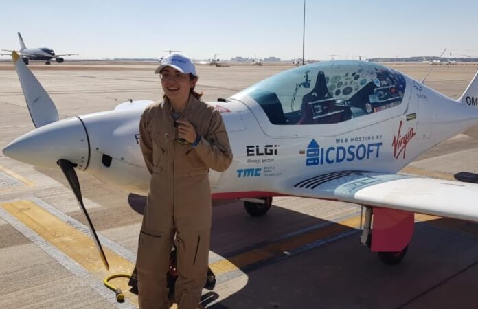  Conheça a garota que hoje virou a mais jovem mulher a contornar o mundo em um avião