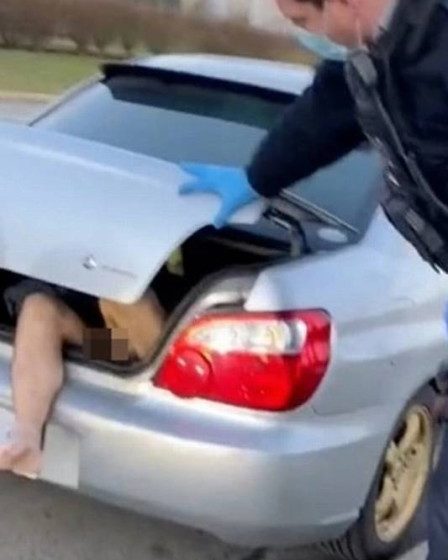  Mulher descobre homem nu ‘morando’ no porta-malas do carro dela