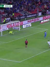  Goleiro mexicano dá o sangue em jogo. Defende pênalti e 3 rebotes na mesma jogada