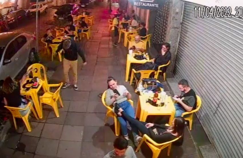  Brasileiro não tem 1 minuto de paz. Homem é ‘atacado’ por barata em Porto Alegre e viraliza