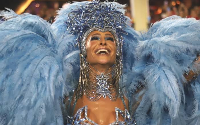  Sabrina Sato provoca tumulto no Anhembi e se emociona: “Saudade dessa loucura”