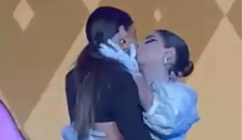  Gkay e Bianca Andrade chocam com beijão no MTV Miaw 2022, e público reage: ‘Desespero’