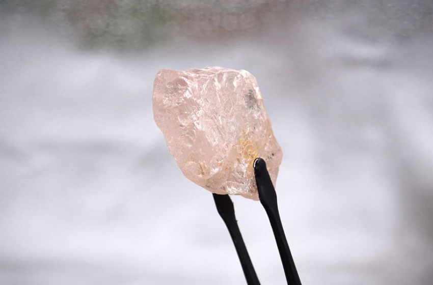  Diamante mais raro do mundo é encontrado na Angola