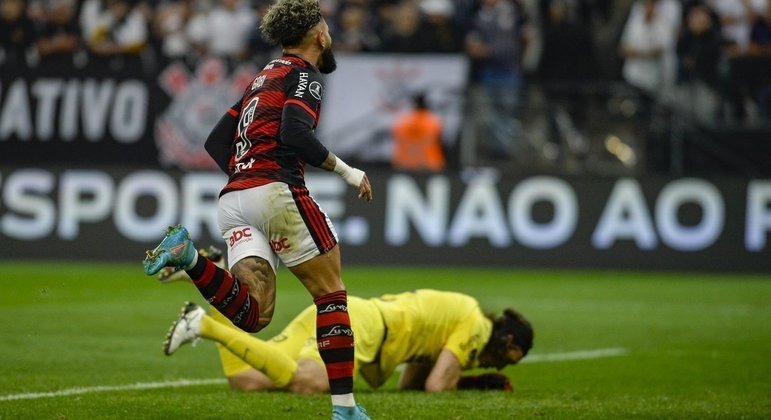  Flamengo atropela Corinthians no Itaquera e leva vantagem para o Maracanã