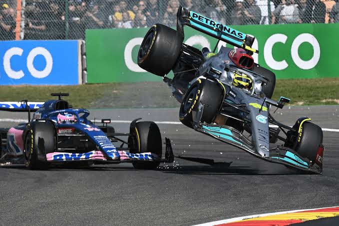  Hamilton bate em Alonso, abandona GP da Bélgica e espanhol dispara: “Que idiota”