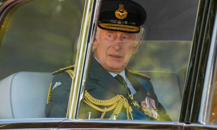  Cadarço passado, 2,5 cm de pasta e bilhetes: confira as manias excêntricas do rei Charles III
