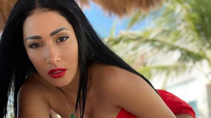  Com volume chamativo, Simaria levanta o vestido e quase mostra a ‘tabaca’: “Não pode dar zoom”