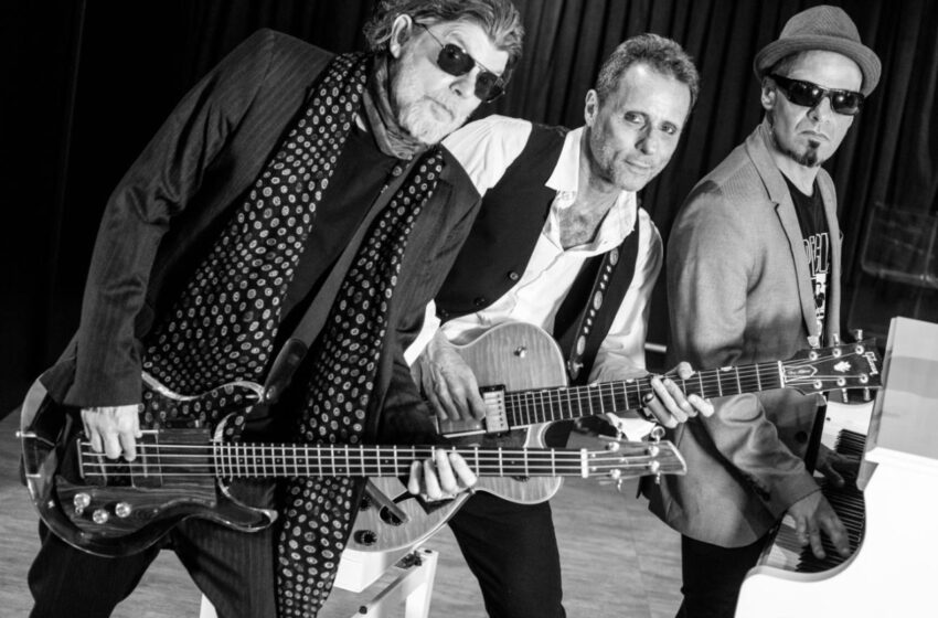  Titãs comemoram 40 anos de carreira cantando grandes sucessos em Paulínia
