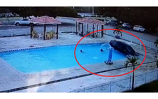  Carro desgovernado invade piscina e quase atropela crianças; veja vídeo