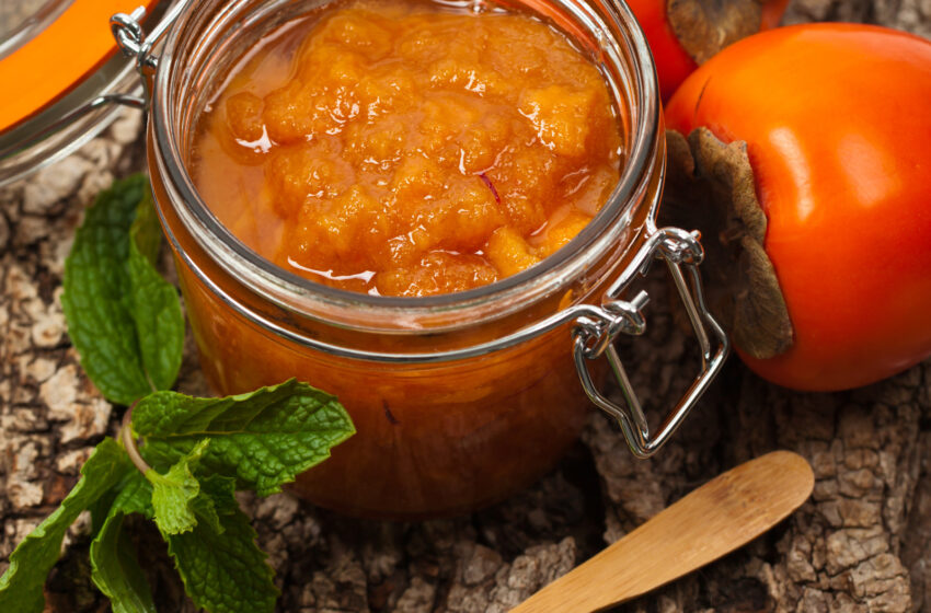  Caqui: 7 receitas com a fruta adocicada que conquista o paladar