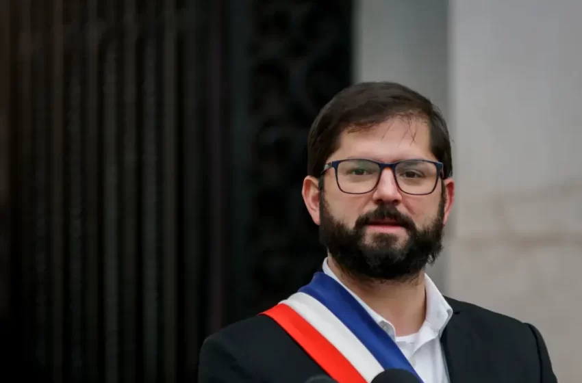  Presidente do Chile fica preso em tobogã infantil e viraliza; veja vídeo