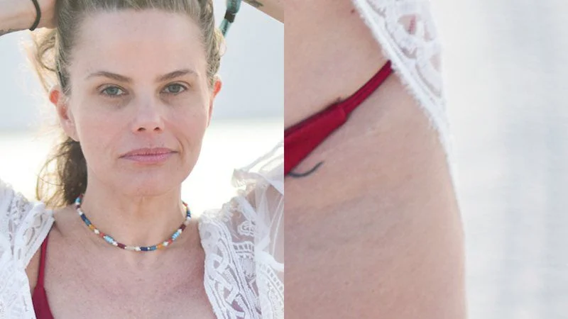  Aos 51 anos, Maria Cândida exibe tatuagem íntima de biquíni curto na praia