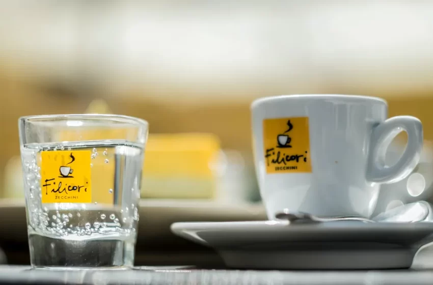  Para que serve a água com gás que acompanha o café?