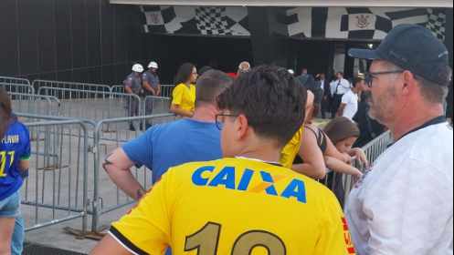  Cueca e sutiã: torcedores são barrados em jogo da Seleção Feminina; entenda