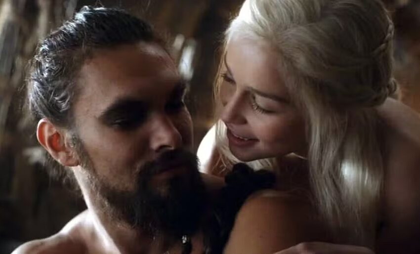  Por que Emilia Clarke ‘agradeceu’ chefões por cena de sexo em ‘Game of Thrones’
