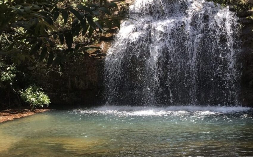  Destino paradisíaco com águas termais, trilhas e cachoeiras fica pertinho de Brasília