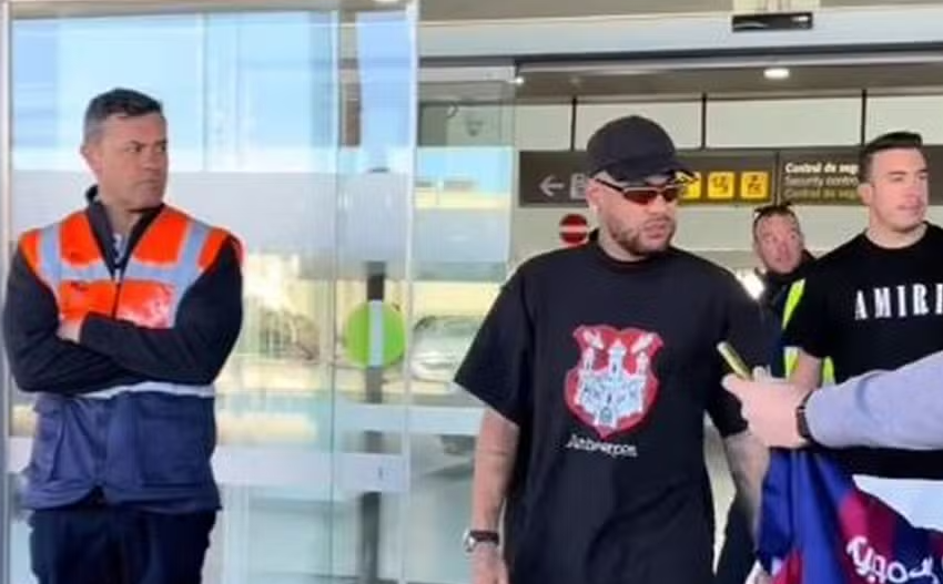  Neymar ignora fãs e torcedores no aeroporto ao desembarcar em Barcelona; vídeo