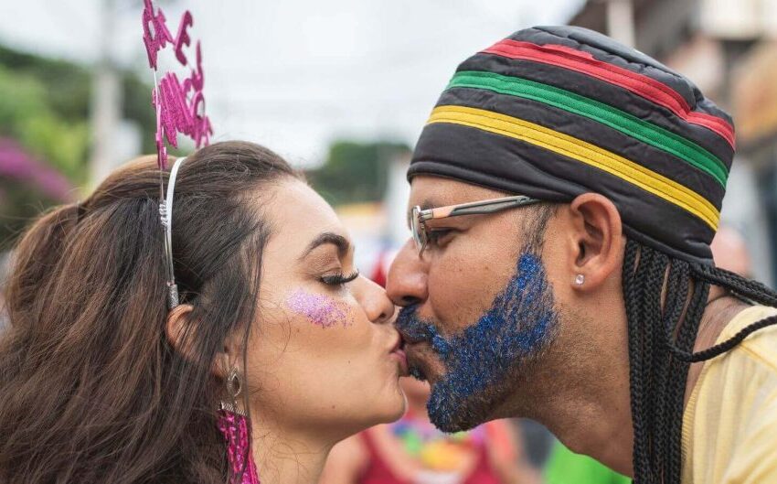  Dia do Beijo: beijar reduz estresse, aumenta felicidade e ajuda na limpeza bucal