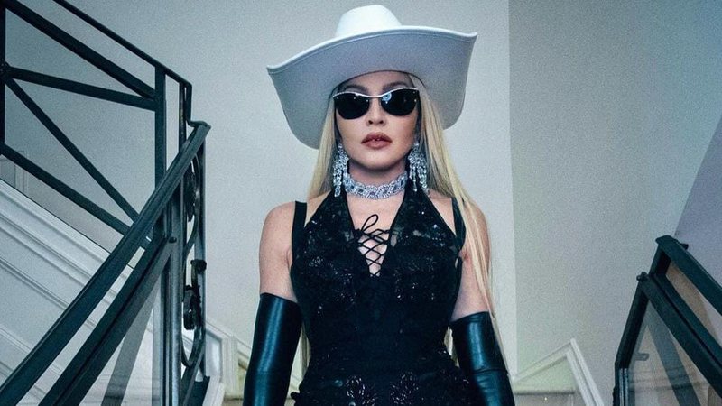  Madonna deixa dinheiro para funcionária de hotel e web detona: “Mandava limpar o c*”