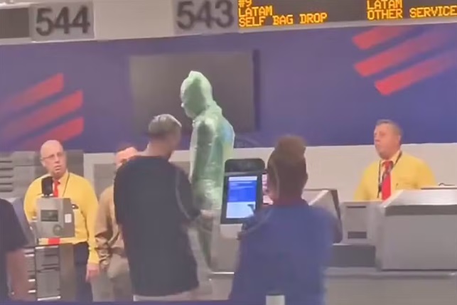  Homem se enrola em plástico filme e tenta ‘se despachar’ como bagagem em voo da Latam saindo de Miami; vídeo