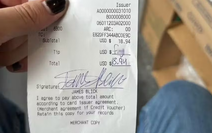  Cliente de restaurante se recusa a dar gorjeta e deixa comentário homofóbico para garçom em nota: ‘Bicha’