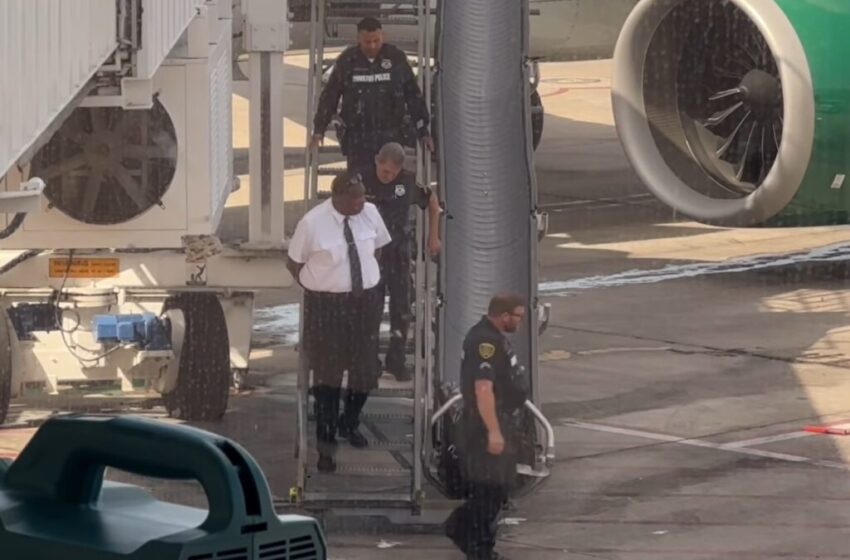  Passageiro filma piloto do seu voo sendo retirado algemado do avião antes da partida