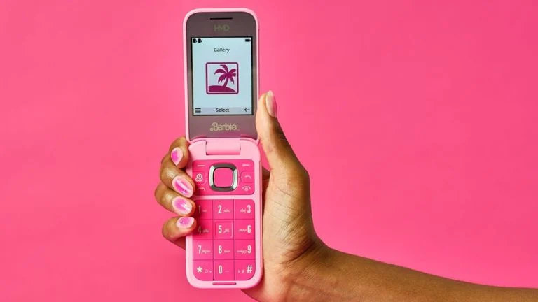  Celular flip da Barbie é lançado com acessórios personalizados e muito rosa