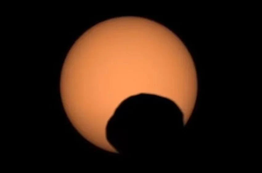  Eclipse lunar em Marte tem formato de olho gigante; entenda