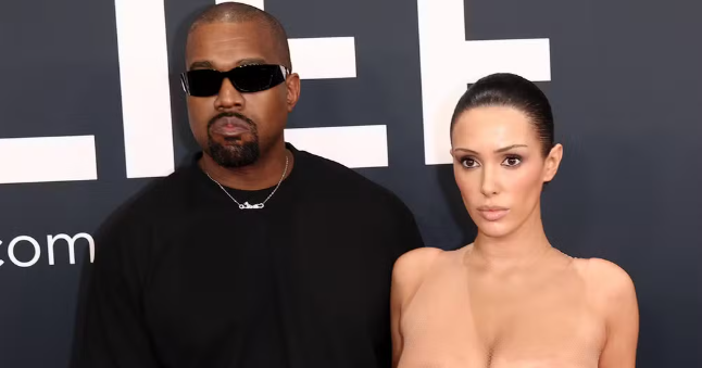  Kanye West pode perder R$ 116 milhões por aparição polêmica ao lado de esposa nua no Grammy. Entenda