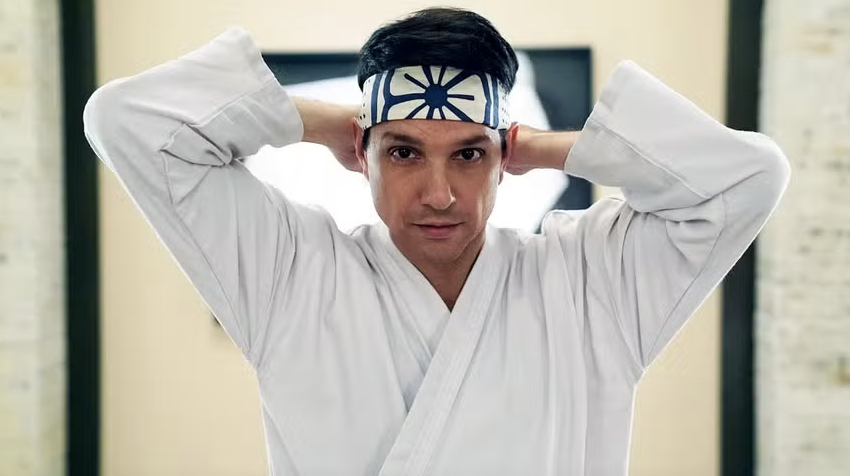  Ralph Macchio revela verdadeira razão para novo filme de ‘Karatê Kid’ e rebate críticos: ‘Novo capítulo de um grande universo’