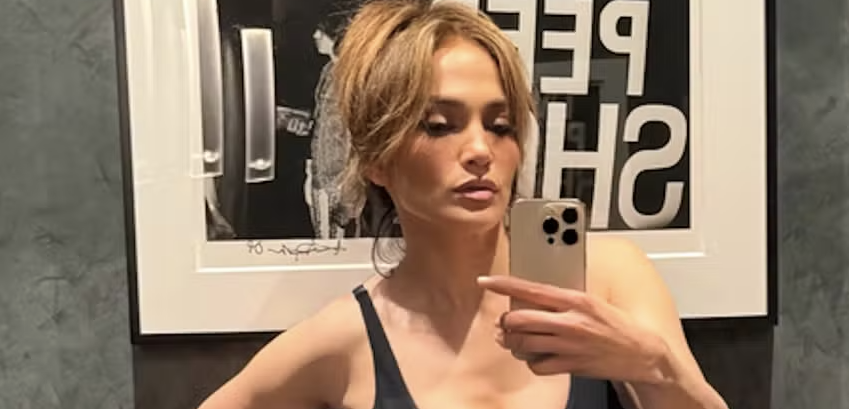  Jennifer Lopez diz que seu ‘corpo está melhor do que nunca’ ao fazer selfie no espelho com roupa de ginástica apertadíssima e fãs concordam