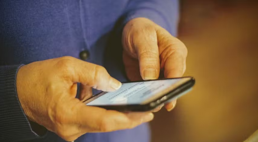  Idosos que usam smartphones podem manter cérebro mais saudável