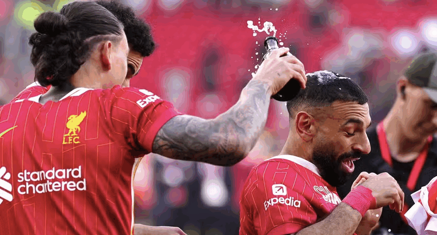  Por que banho de champanhe de colega em Salah na festa do título do Liverpool está causando polêmica: ‘Desrespeito’