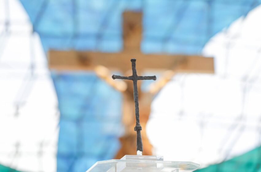  525 anos após chegada dos portugueses, cruz da primeira missa no Brasil marca presença na Catedral de Brasília