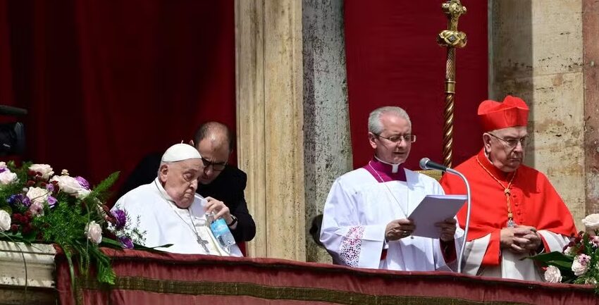  Papa Francisco acena para fiéis na Praça de São Pedro no Domingo de Páscoa