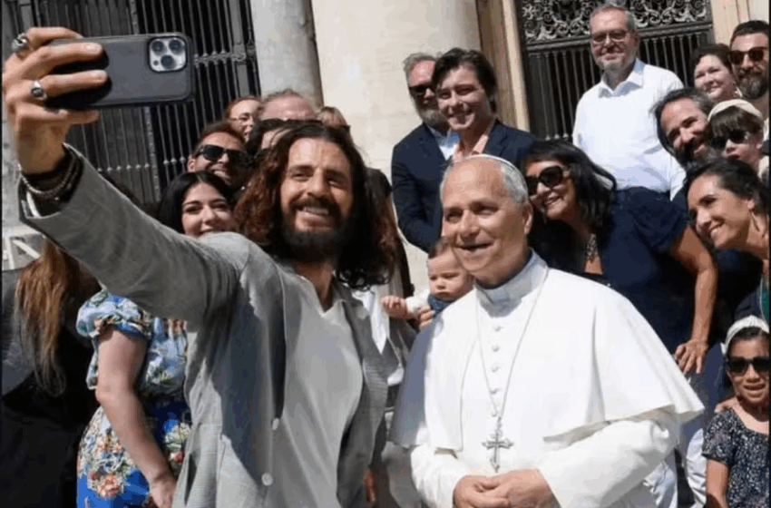  Papa Leão XIV se encontra com ator que interpreta Jesus na série ‘The Chosen’ e posta selfie nas redes