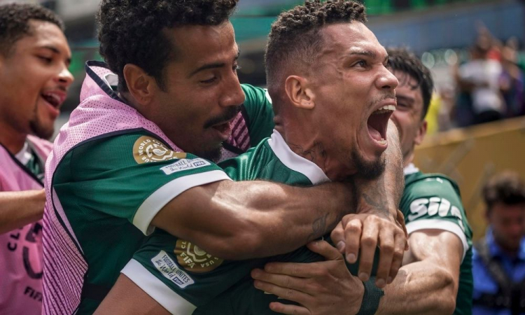  Com golaço de Paulinho, Palmeiras vence Botafogo e vai às quartas do Mundial