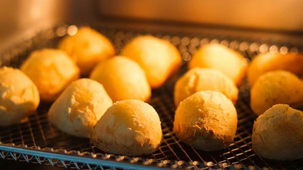  Dia do Pão de Queijo: aprenda a preparar o bolo de pão de queijo crocante por fora e macio por dentro